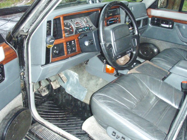 Jeep Cherokee melnais nezvērs, 1995